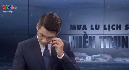 Xúc động khoảnh khắc BTV Tuấn Dương nghẹn ngào lau nước mắt khi dẫn cầu truyền hình về miền Trung