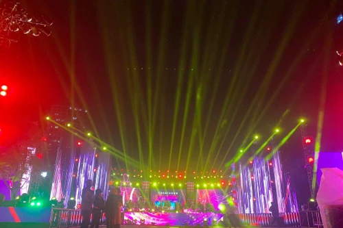 Ấn tượng “Vũ khúc ánh sáng” chào năm mới 2021