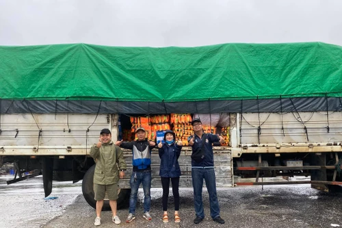 Hòa Minzy mang 3 tấn quần áo cứu trợ người dân miền Trung 