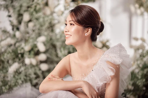 10 năm sau khi kết hôn, Á hậu Thụy Vân lại mặc váy cô dâu