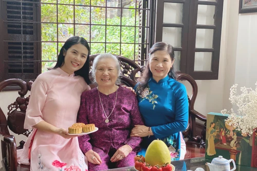 Hoa hậu Ngọc Hân tự tay làm món quà Trung thu đặc biệt 