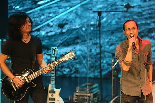 Phạm Anh Khoa là giọng hát chính thay Trần Lập trong ban nhạc Bức Tường