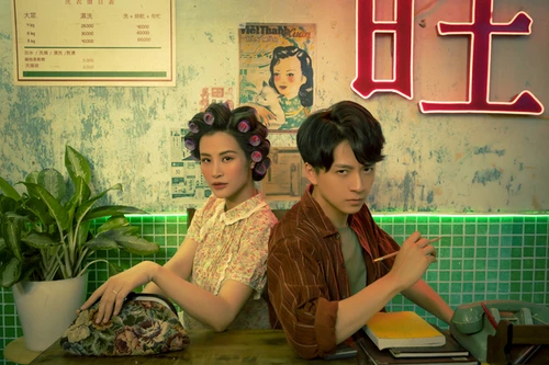 Đông Nhi tiết lộ “bầu vượt mặt vẫn bị Ngô Kiến Huy dắt đi…đòi nợ” 