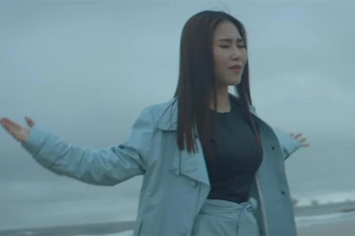 Hương Tràm gửi nỗi nhớ của người con xa quê vào 2 MV Tết