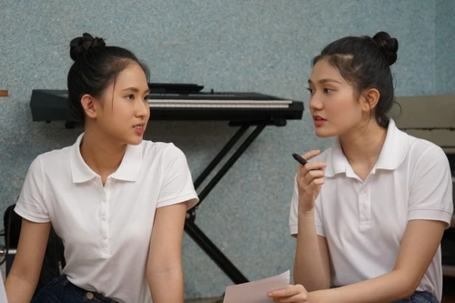 Thí sinh "Hoa hậu Việt Nam 2020" tri ân "người lái đò" khiếm thị