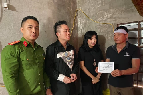 Thanh Lam, Tùng Dương nghẹn ngào khi trao quà cứu trợ người dân Hà Tĩnh 