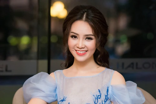 Á hậu Thụy Vân: "Nhiều người hỏi tôi về nhan sắc ngoài đời của Hoa hậu Đỗ Thị Hà"