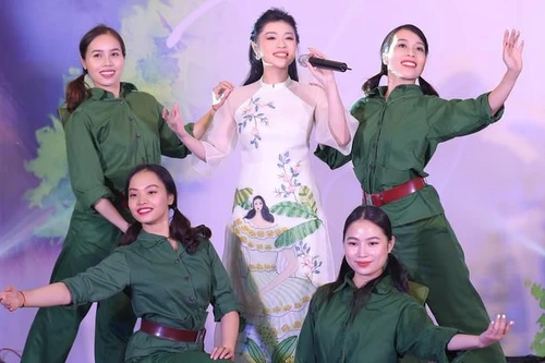 Sao Mai Thu Hằng bất ngờ "kết duyên" với nhạc đỏ
