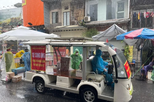 [Ảnh] Hàng chục CBCS đội mưa lớn, tiếp nhận hàng hóa cho nhân dân trong vùng phong tỏa Văn Miếu - Văn Chương