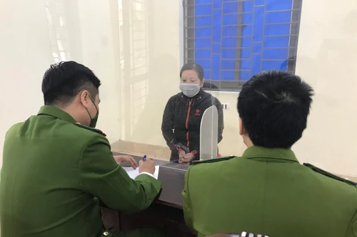 Hai người phụ nữ mua bán mì chính Ajinomoto giả 