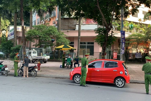 Nhân viên showroom ô tô đi giao xe cho khách bị phạt 2 triệu đồng 