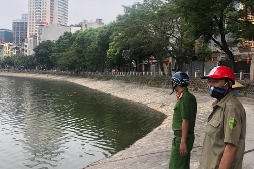 Cắm chốt không để người dân tập thể dục quanh khu vực hồ Hoàng Cầu, phòng dịch Covid-19