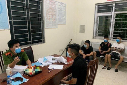 Xử phạt 7 thanh niên đi chơi 'quên' không đeo khẩu trang 