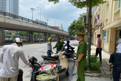 [Ảnh] Công an quận Đống Đa tăng cường xử lý các trường hợp ra khỏi nhà không cần thiết
