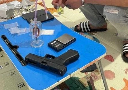 Bắt đối tượng giấu ma túy và súng trong nhà