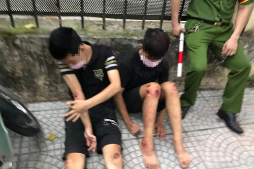 Ra đường không lý do, hai thanh niên "thông chốt" đâm xe vào cán bộ tự quản