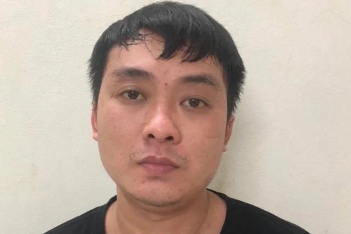 Giấu ma túy trong ốp điện thoại và dép, ung dung đi qua vùng dịch