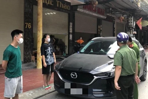 Hai thanh niên bị xử phạt vì... đi mua chim 