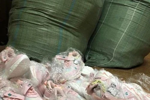 Phát hiện 450 đôi giày trẻ em không rõ nguồn gốc xuất xứ