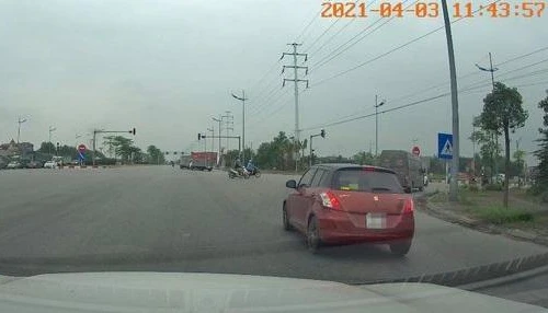 Tài xế vượt đèn đỏ vì 'vội ra sân bay' bị phạt 4 triệu đồng