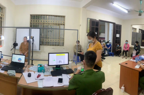 Làm việc cả cuối tuần, mỗi ngày 3 ca để phục vụ cấp căn cước gắn chip cho nhân dân