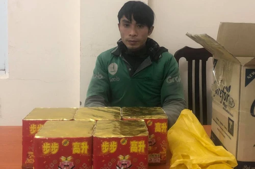 Nam thanh niên mặc áo Grab 'tranh thủ' đi buôn pháo nổ