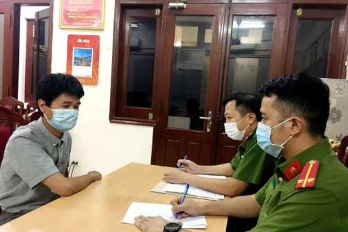 Mâu thuẫn tình cảm, người đàn ông cầm búa "choảng" đối thủ