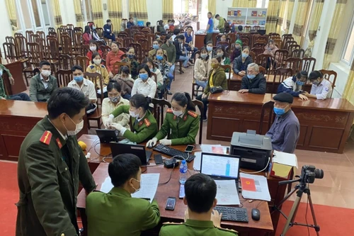 Về xã, xuống thôn làm căn cước công dân gắn chíp cho nhân dân