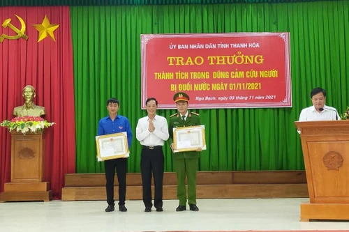 Thưởng 'nóng' hai đồng chí Công an và Bí thư Đoàn xã dũng cảm cứu sống bé gái đuối nước