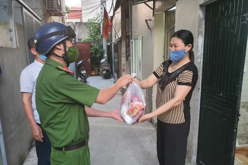 Cán bộ chiến sỹ Công an phường đóng góp để hỗ trợ các hộ gia đình khó khăn