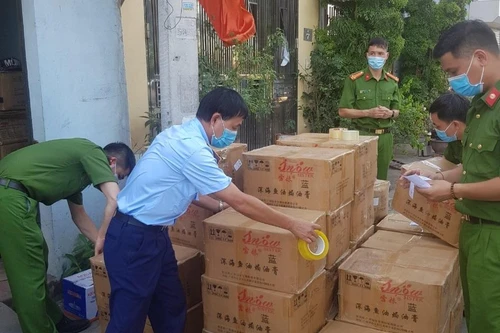 Hà Nội: Phát hiện điểm tập kết có 11.579 sản phẩm hóa mỹ phẩm không rõ nguồn gốc