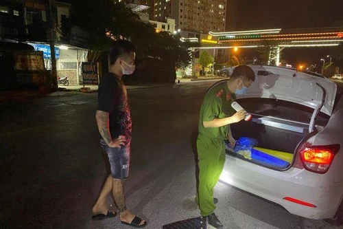 Đang giãn cách xã hội, nam thanh niên vẫn lái ô tô đi mua 5 bình khí cười về 'thư giãn'