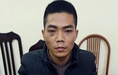 Lộ gói ma túy trong túi áo khoác của nam thanh niên