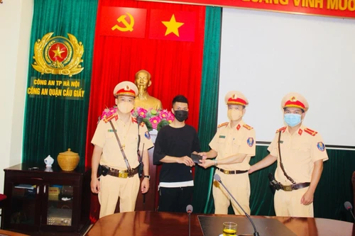 Nam sinh viên đi làm thêm vỡ òa cảm xúc khi nhận lại chiếc ví đánh rơi