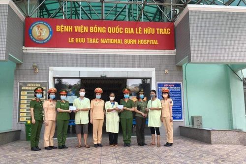 Hội Phụ nữ Cụm thi đua số 8 chia sẻ với các bệnh nhân bỏng nặng