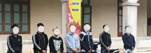 10 thanh thiếu niên tụ tập điều khiển xe máy lạng lách, 'bốc đầu'