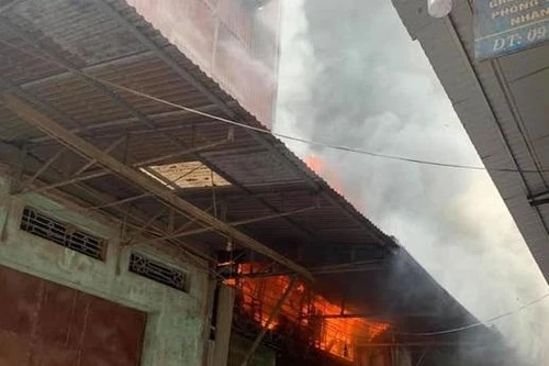 Xảy cháy nhà ở kết hợp kinh doanh sản xuất gỗ ở huyện Thạch Thất