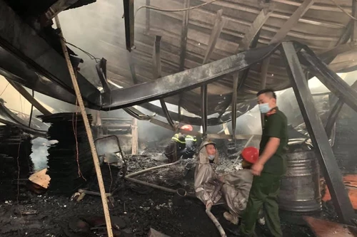 [Ảnh] Cận cảnh hiện trường vụ cháy nhà xưởng ở huyện Thạch Thất