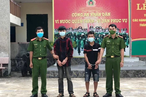 Thiếu tiền tiêu, hai thanh niên vác kiếm đe dọa shipper để cướp tài sản