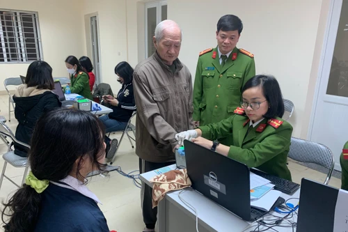 Lực lượng Công an làm việc đến nửa đêm cấp căn cước gắn chíp cho người dân