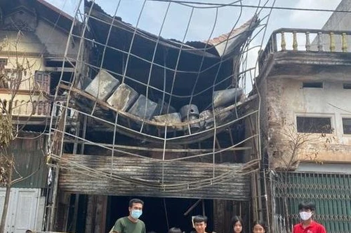 6 người lớn và trẻ em thoát nạn trong đám cháy xảy ra ở huyện Quốc Oai