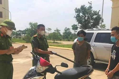 Hai đối tượng dùng gậy uy hiếp cướp điện thoại của người phụ nữ