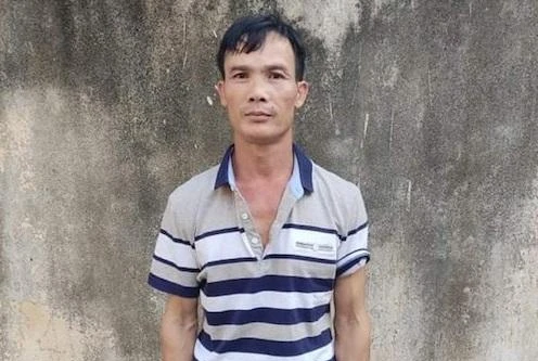 Gã chồng dùng hung khí đâm thẳng vào người vợ