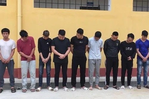 Bắt quả tang 10 đối tượng đang đánh bạc trong quán karaoke