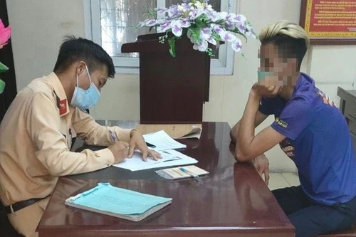 Phạt hành chính tài xế xe tải đánh võng, chặn đầu xe ôtô