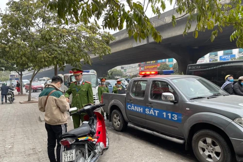 Xử phạt 231 trường hợp xe máy đi ngược chiều trên các tuyến đường chính của quận Thanh Xuân