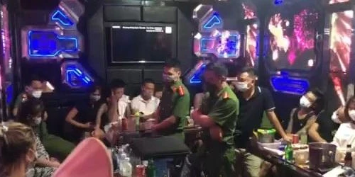Đột kích kiểm tra quán karaoke phát hiện 27 nam nữ đang 'bay lắc' 