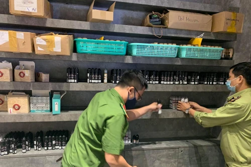 [Clip] Công an Hà Nội thu giữ hơn 30.000 thuốc lá điện tử của The Vape Club nhập lậu