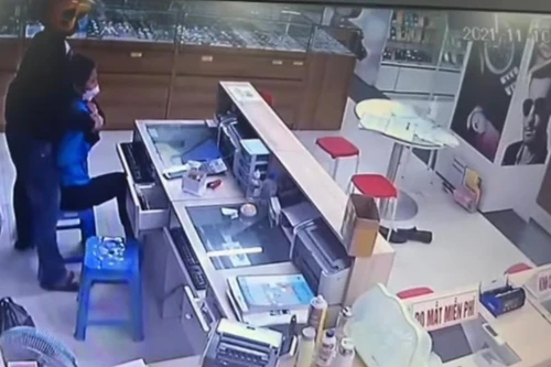 Diễn biến mới nhất vụ kề dao vào cổ nữ thu ngân cửa hàng bán điện thoại cướp tiền