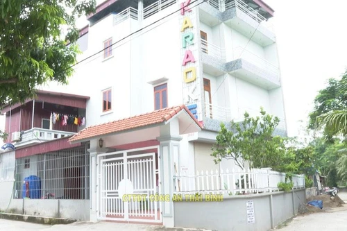 Bất chấp lệnh cấm, 16 thanh niên nam, nữ vẫn tụ tập trong quán karaoke